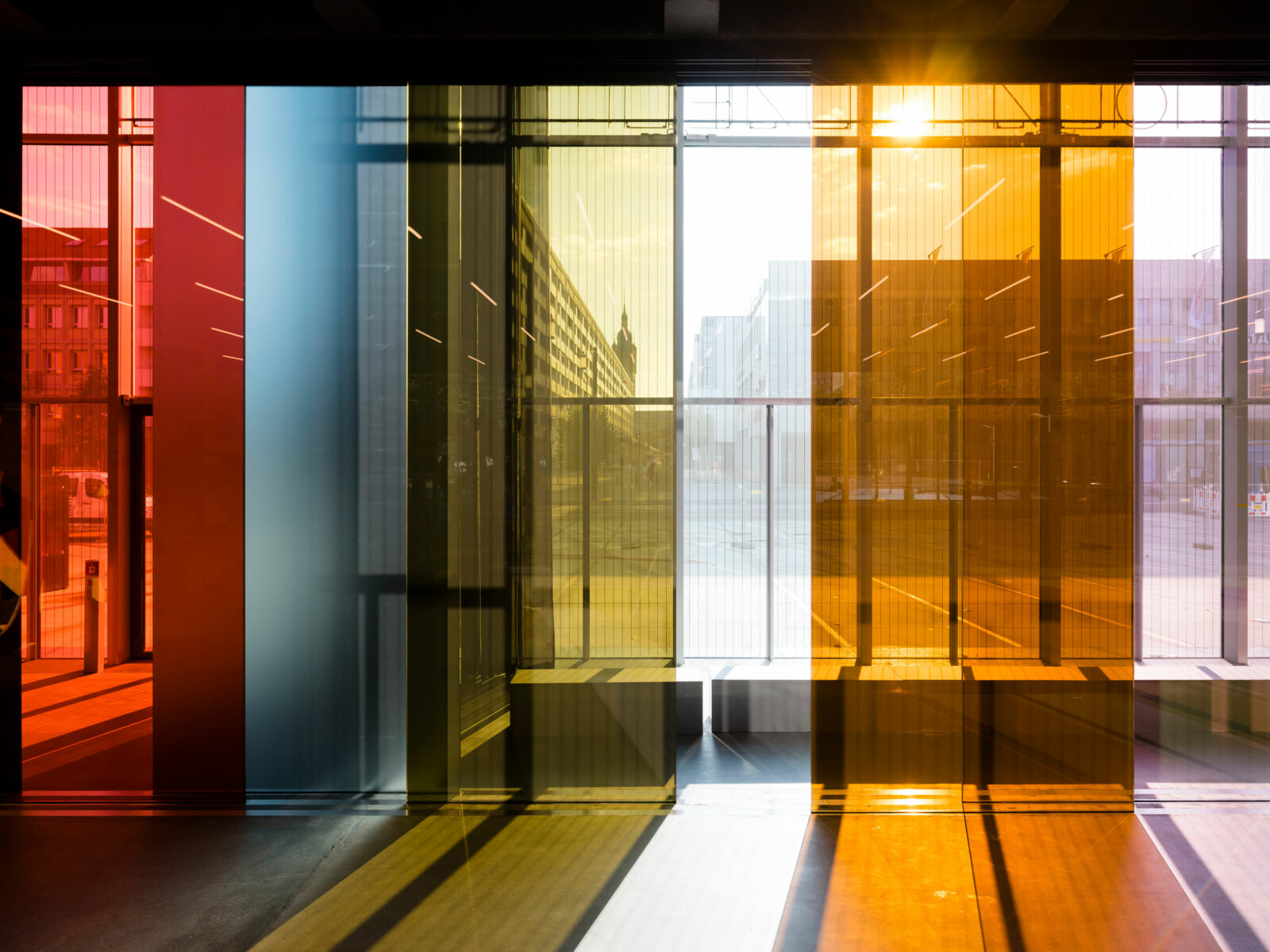 Farbige Glasscheiben im Bauhaus Museum Dessau – von Sonnenstrahlen beschienen.