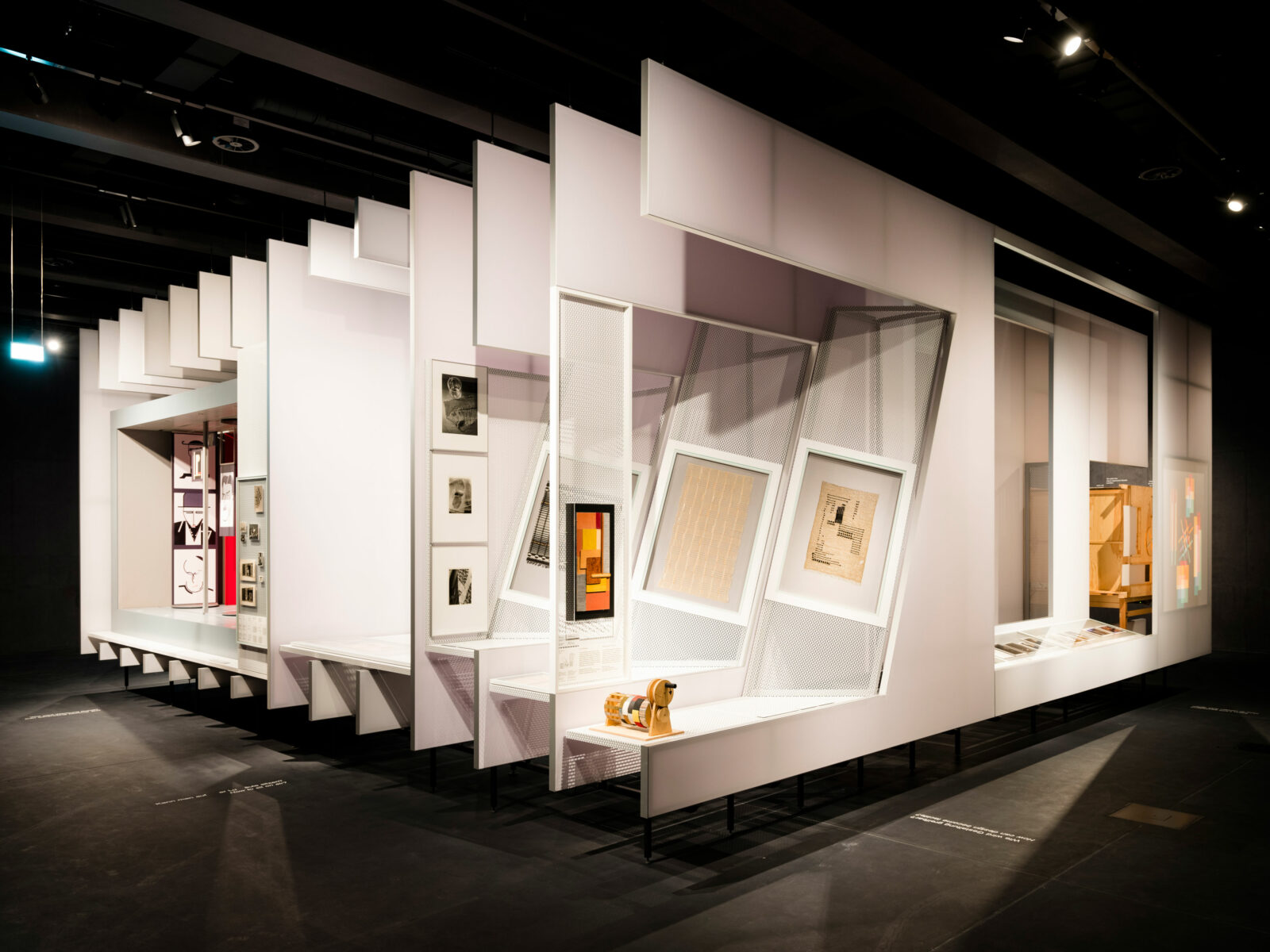 Inneinandergeschachtelte Ausstellungswände, die verschiedene Grafiken und Objekte der Bauhauszeit zeigen.