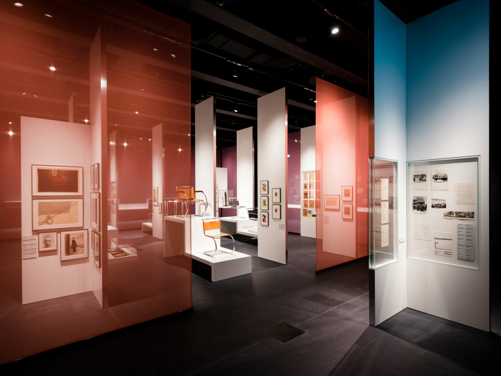 Halbtransparente Farbwände begrenzen die Ausstellungssituation im Bauhaus Museum Dessau.