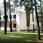 In einem lichten Kiefernwäldchen steht ein weißes modernes Haus, in dem die Bauhaus Meister Muche und Oscar Schlemmer wohnten.