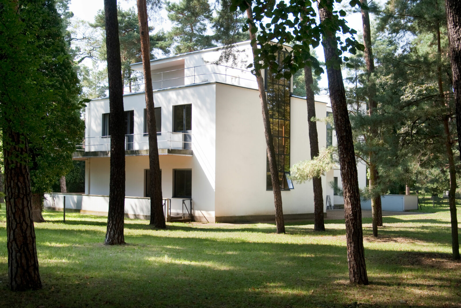 In einem lichten Kiefernwäldchen steht ein weißes modernes Haus, in dem die Bauhaus Meister Muche und Oscar Schlemmer wohnten.