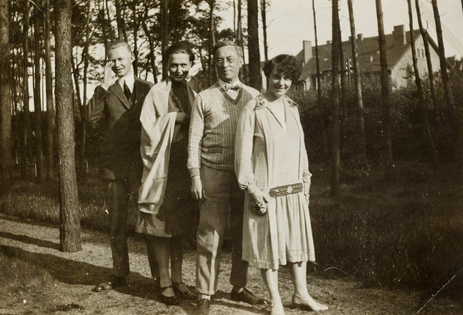 Georg und El Muche sowie Wassily und Nina Kandinsky stehen nebeneinander im Kieferbnwäldlchen und lächeln in die Kamera.