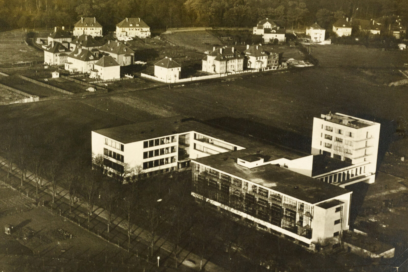 Historisches Luftbild vom neugebauten Bauhausgebäude aus dem Jahr 1026, in schwarz-weiß.