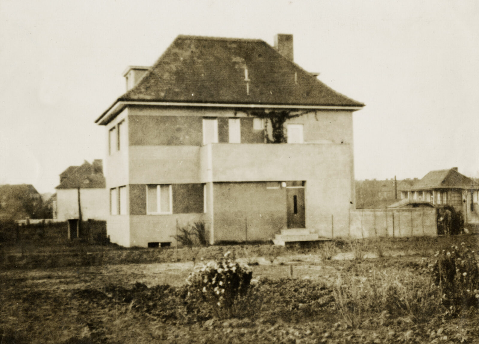 Historische Aufnahme des Haus Engemann mit Blick auf die Eingangstür.