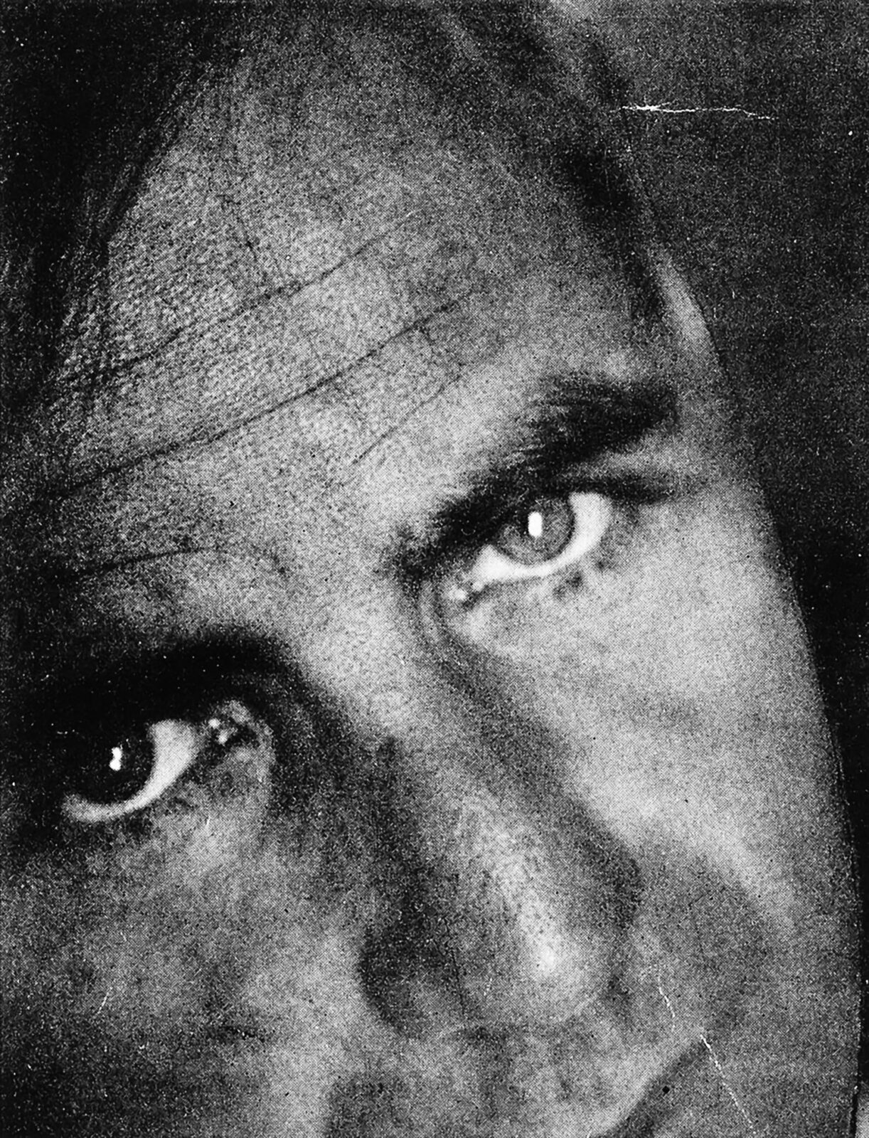 Black and white image of the second Bauhaus director Hannes Meyer. A close-up in which he looks directly into the camera from below - his forehead, eye and nose fill the format.